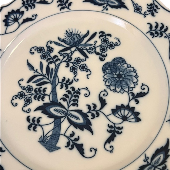 Vintage Blue Danube Blue Onion 8.5” plate - Picture 4 of 5